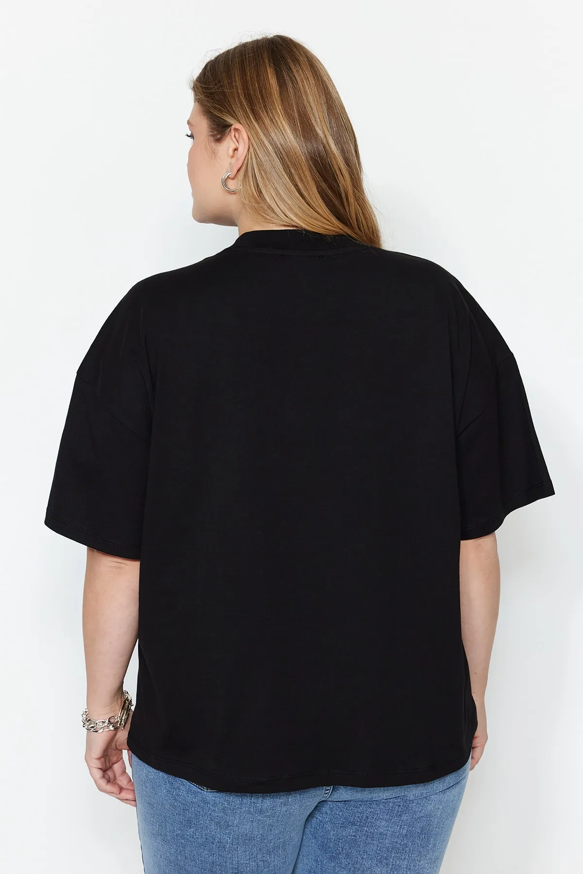 Trendyol Curve  Geripptes, weit geschnittenes Basic-Strick-T-Shirt mit schwarzem Kragen TBBSS23BF00017