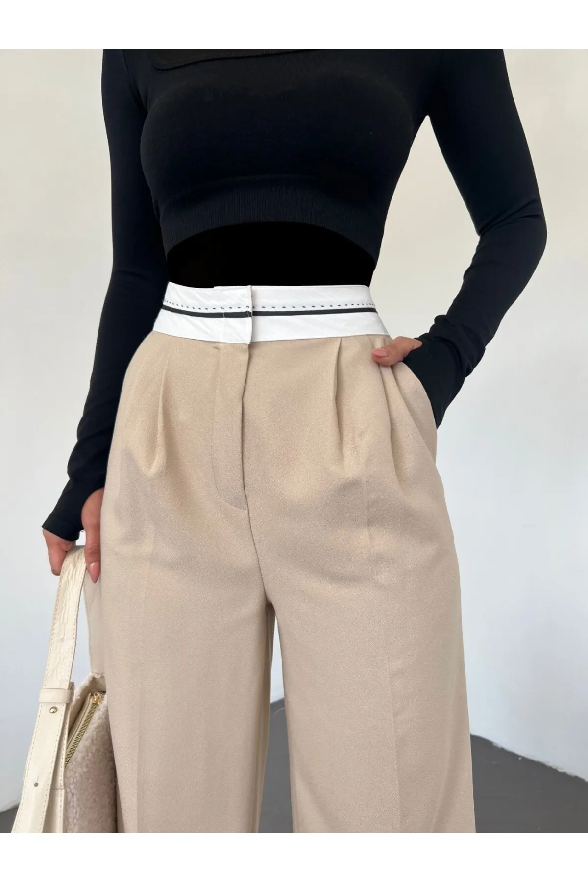 Modamorfo  Lockere Hose mit umgekehrtem Gürtel und Klettverschluss an der Taille