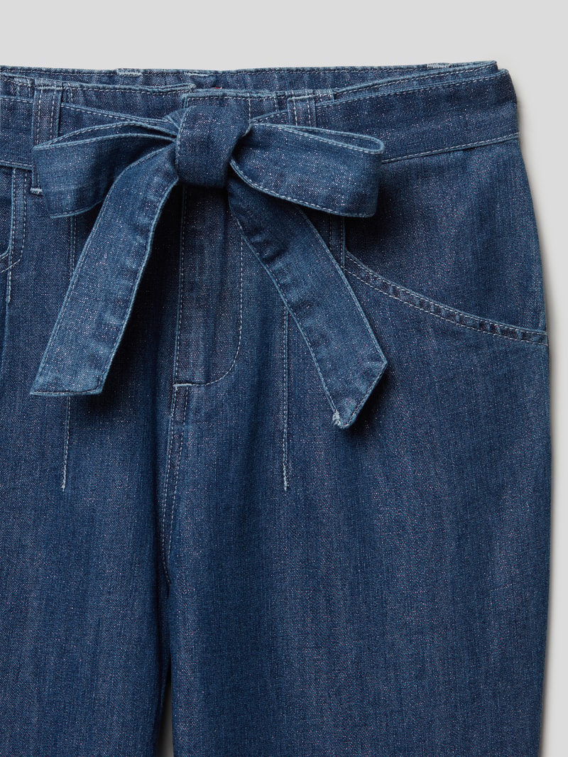 Jeans mit Label-Stitching in jeans