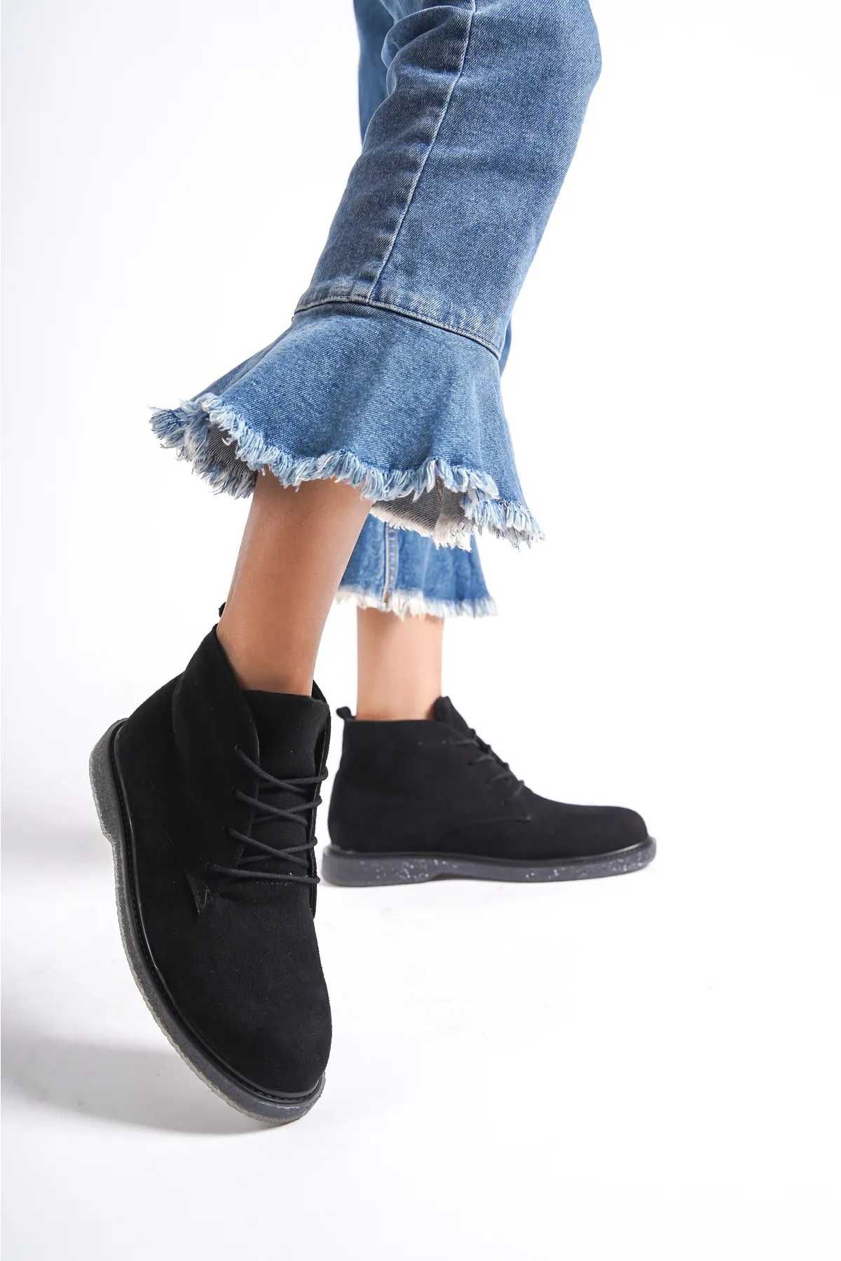 Capone Outfitters  Knöchellange Damenstiefel aus Wildleder mit runder Zehenpartie und Schnürung vorne