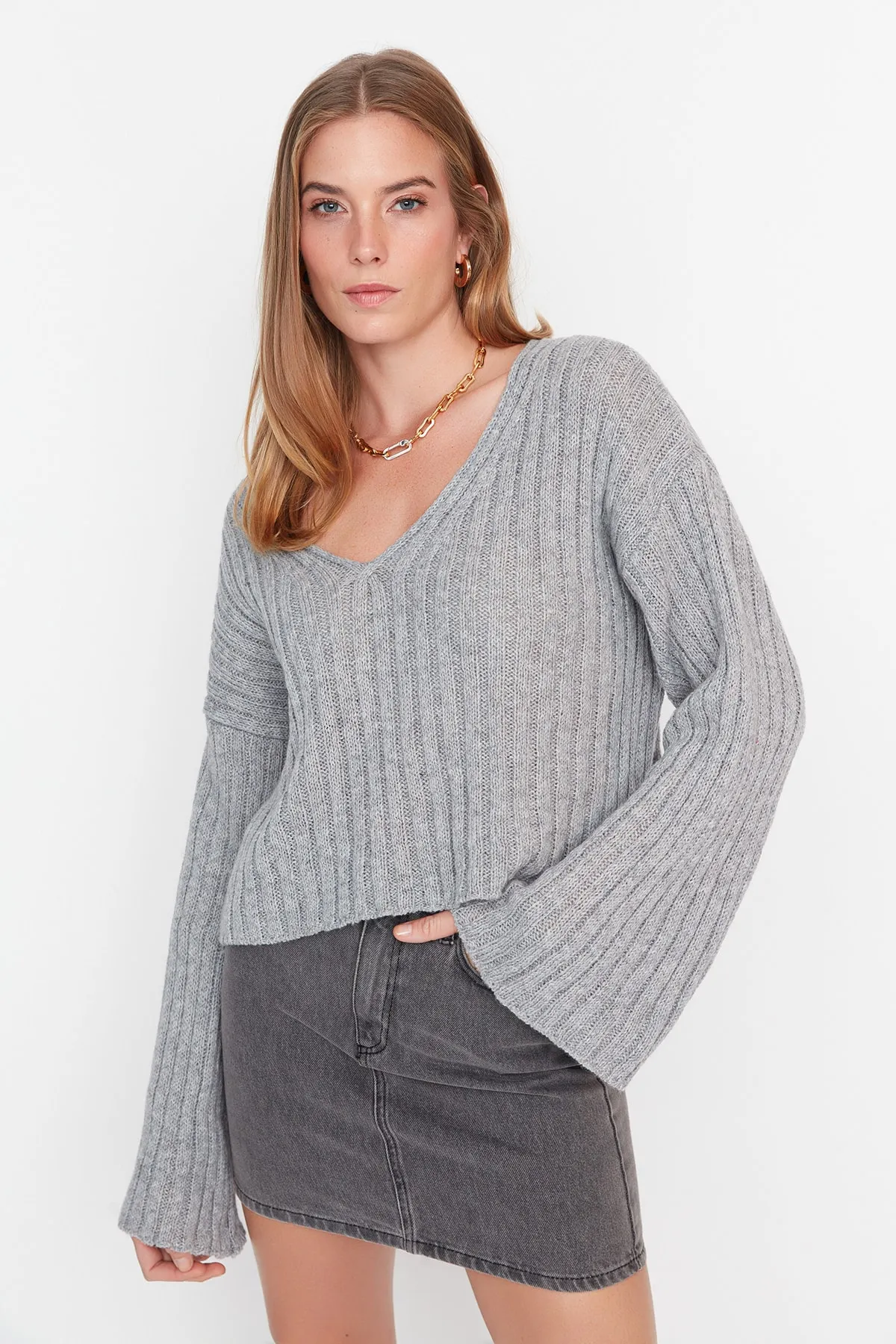 Trendyol Collection  Grauer, kurzer Basic-Strickpullover aus Wolle mit weiter Passform TWOAW23KZ01844