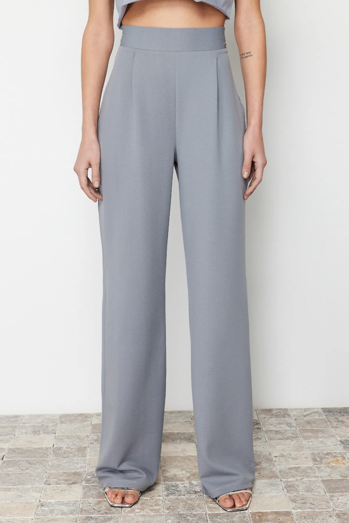 Trendyol Collection  Graue, plissierte Hose mit weitem Bein und entspanntem Schnitt TWOSS24PL00038