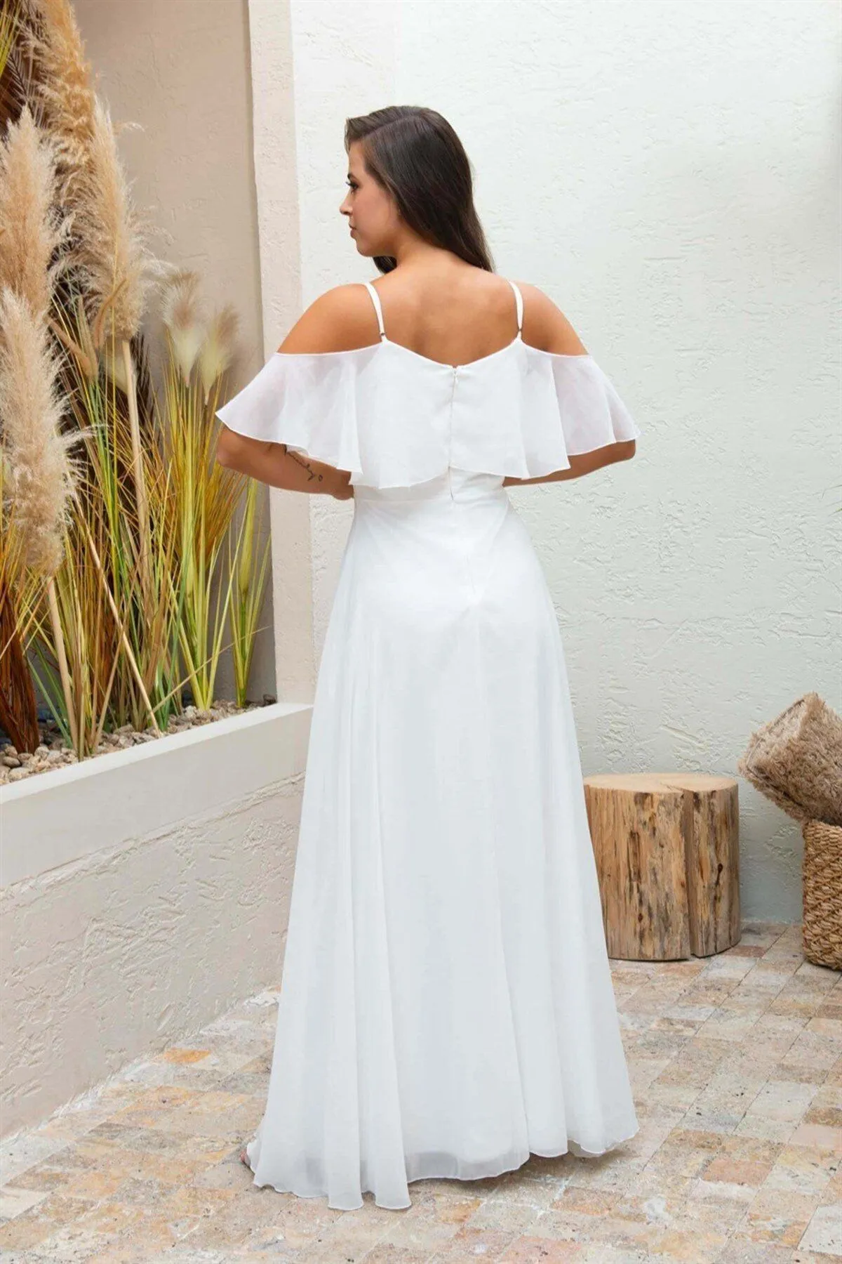 Carmen  Ecrufarbenes, langes Brautkleid mit Trägern und Kleid für Outdoor-Shootings