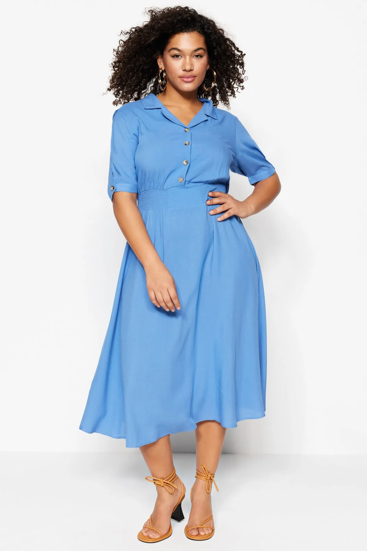 Trendyol Curve  Blaues Kleid mit gewebtem Gummibund und Knopfleiste TBBSS22EL1563