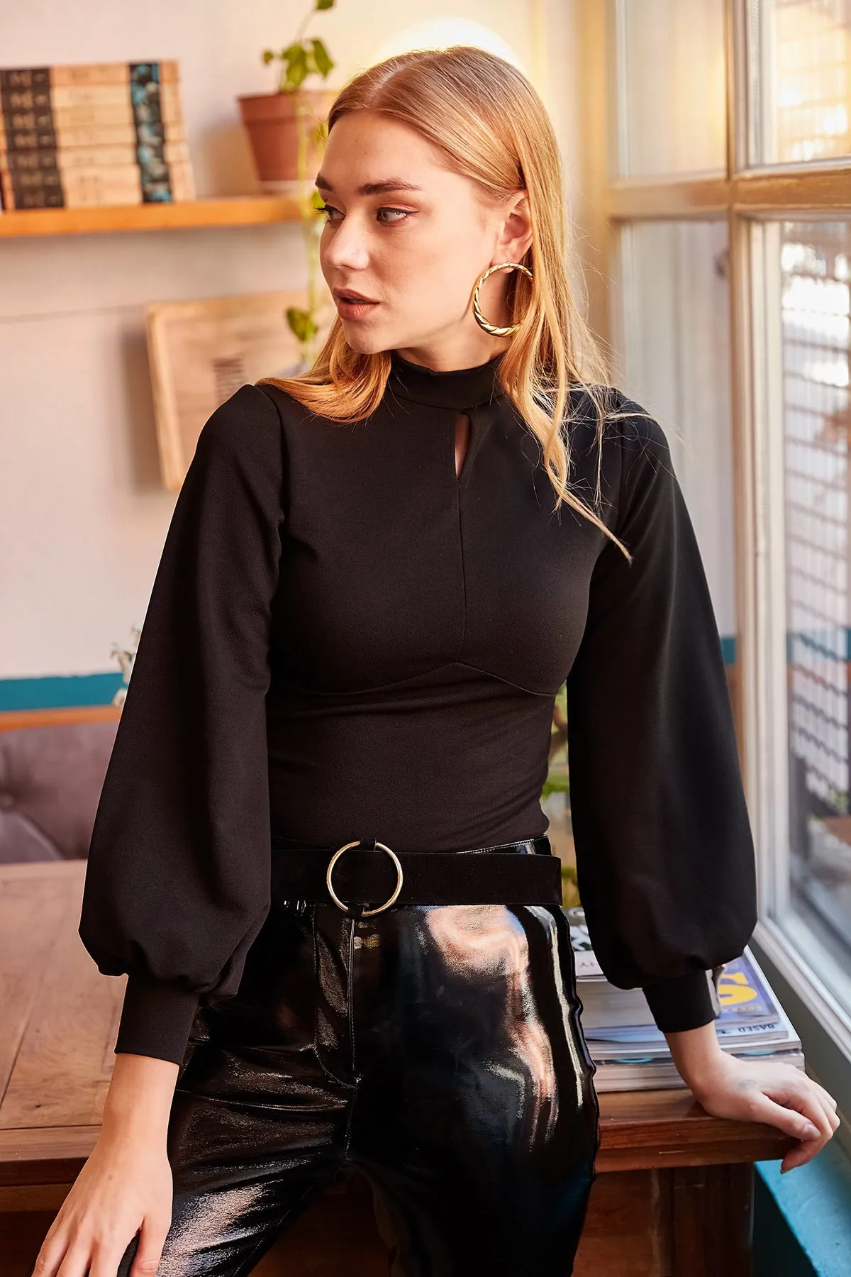 Olalook  Schwarze Kreppbluse mit Ballonärmeln für Damen in Schwarz BLZ-19000708