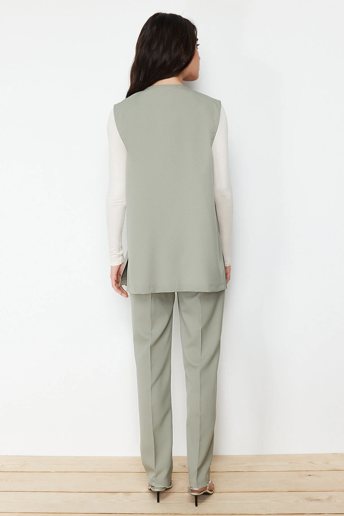 Trendyol Modest  Khaki-Accessoire, detailliertes Set aus Weste, Hose, Oberteil und Unterteil aus gewebtem Stoff TCTSS24US00035