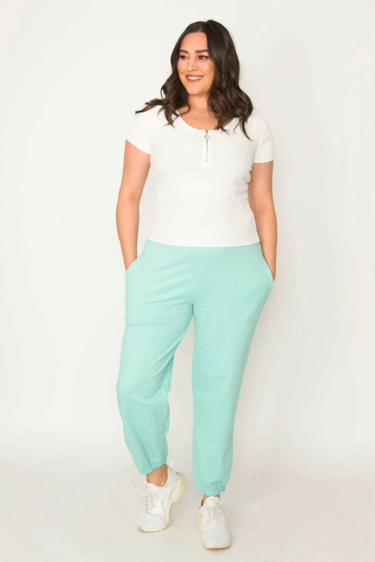Şans  Grüne Damen-Trainingshose aus Baumwollstoff mit Taschendetail und elastischen Taillenbündchen und Taille 65N30436