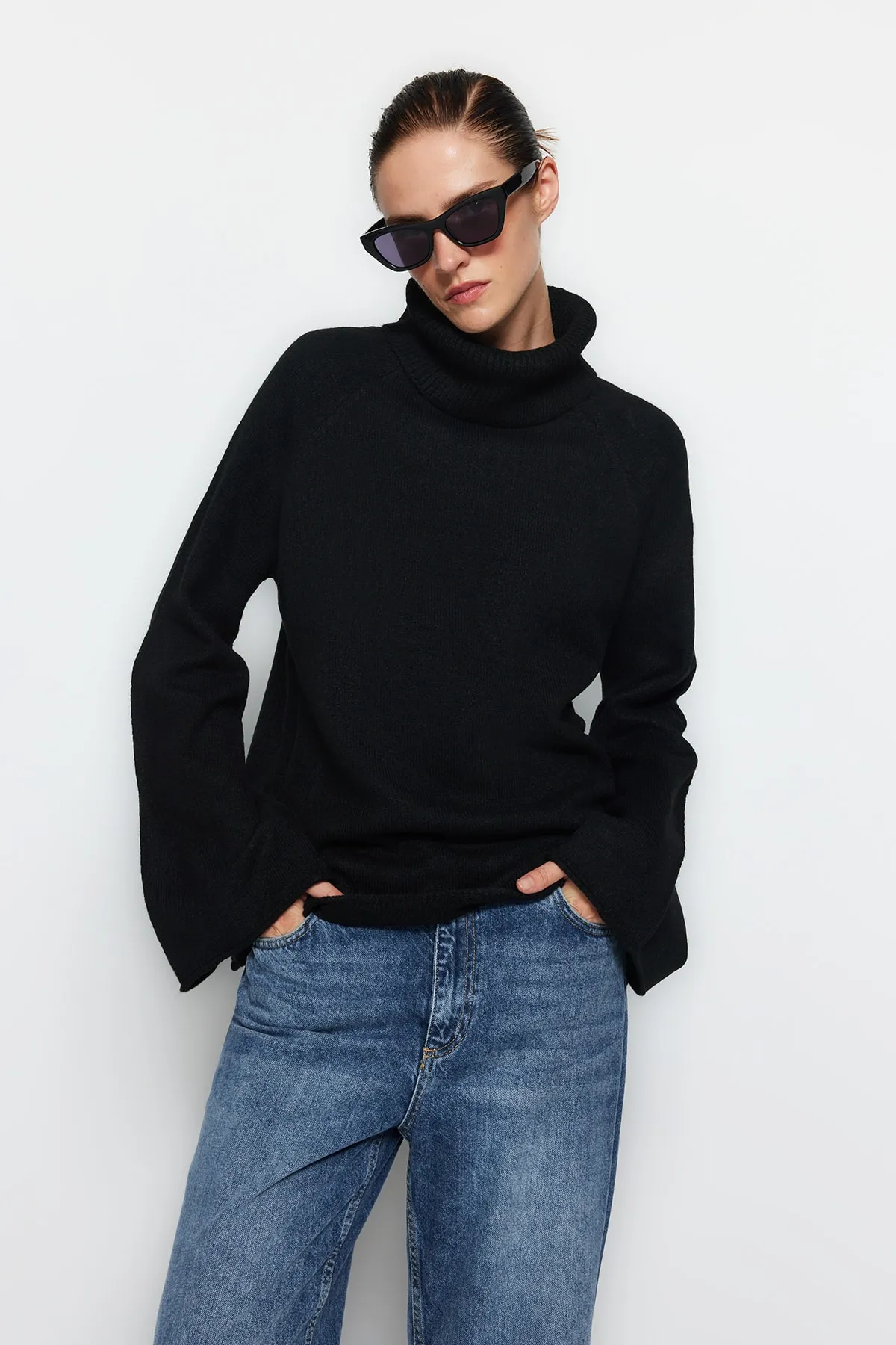 Trendyol Collection  Schwarzer Rollkragenpullover mit weicher Struktur TWOAW24KZ00426