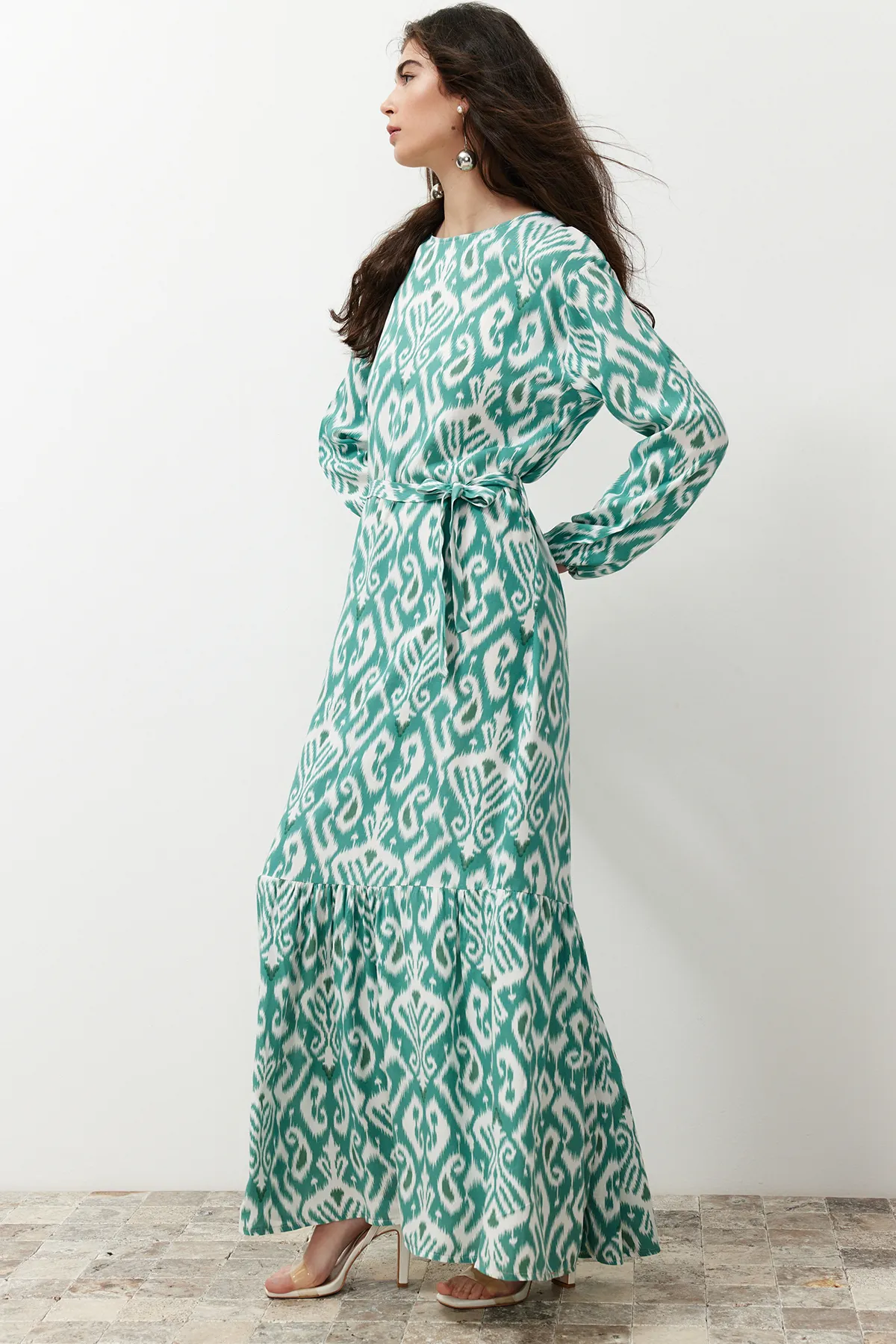 Trendyol Modest  Grünes Kleid aus Viskosegewebe mit Schalkragen und Gürtel TCTSS24EB00240
