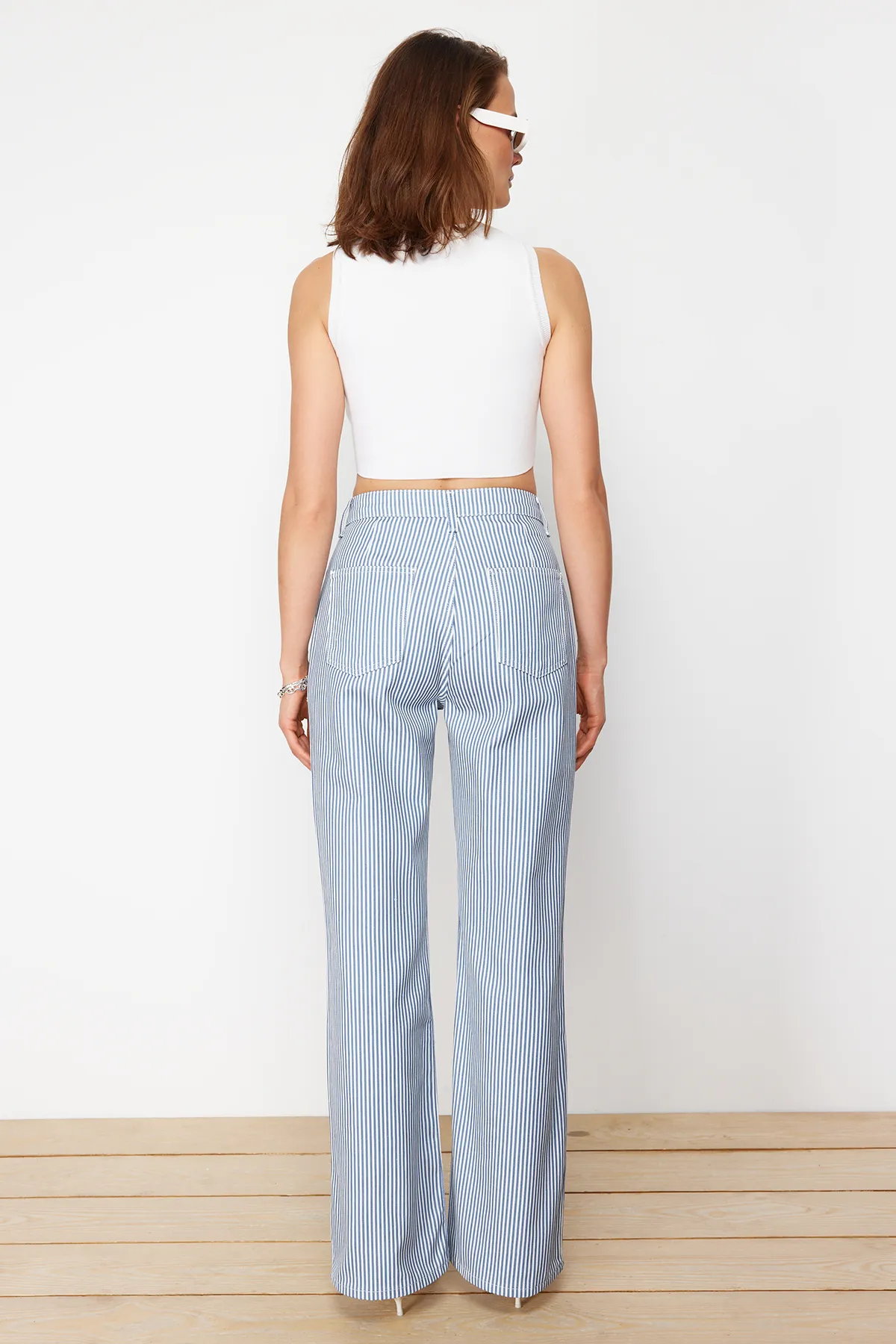 Trendyol Collection  Blau gestreifte Jeans mit hoher Taille und extra weitem Bein TWOSS24JE00256