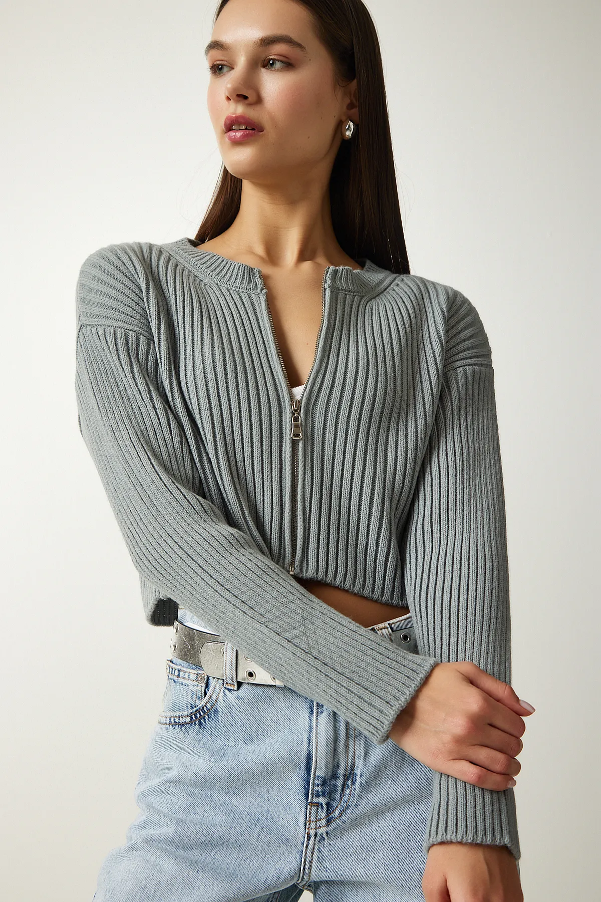 Happiness İstanbul  Gerippter Crop-Strick-Cardigan mit Reißverschluss in Stone für Damen PF00053