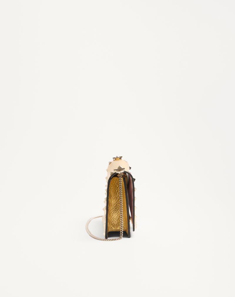 Mini Bolsa Rockstud Chain em Couro de Bezerro Laminado Granada