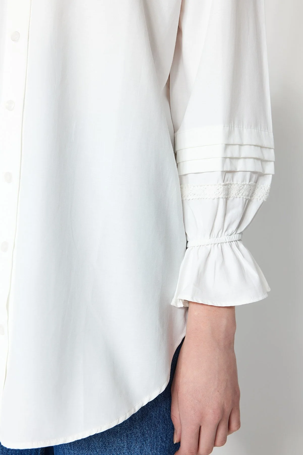 Trendyol Modest  Ecrufarbenes, besticktes Hemd aus gewebter Baumwolle TCTSS23TG00033