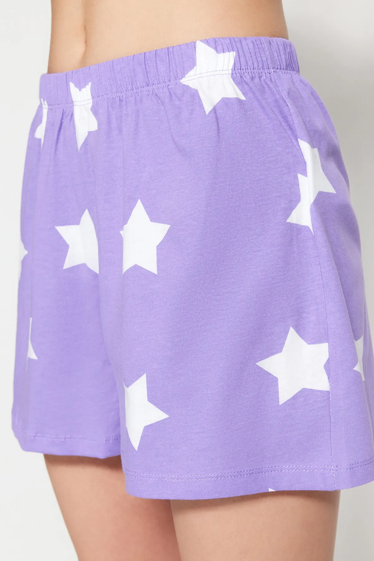 Trendyol Collection  Fliederfarbenes Strickpyjama-Set mit T-Shirt und Shorts aus 100 % Baumwolle mit Sternmuster THMSS22PT0501