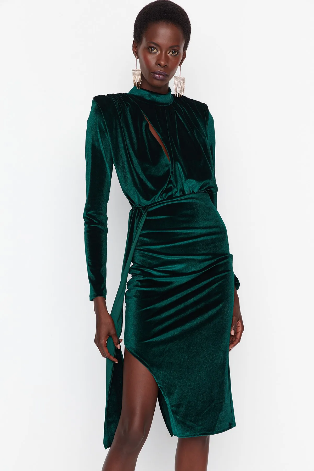 Trendyol Collection  Smaragdgrünes, detailliertes, drapiertes Samt-Abendkleid TPRAW23EL00202
