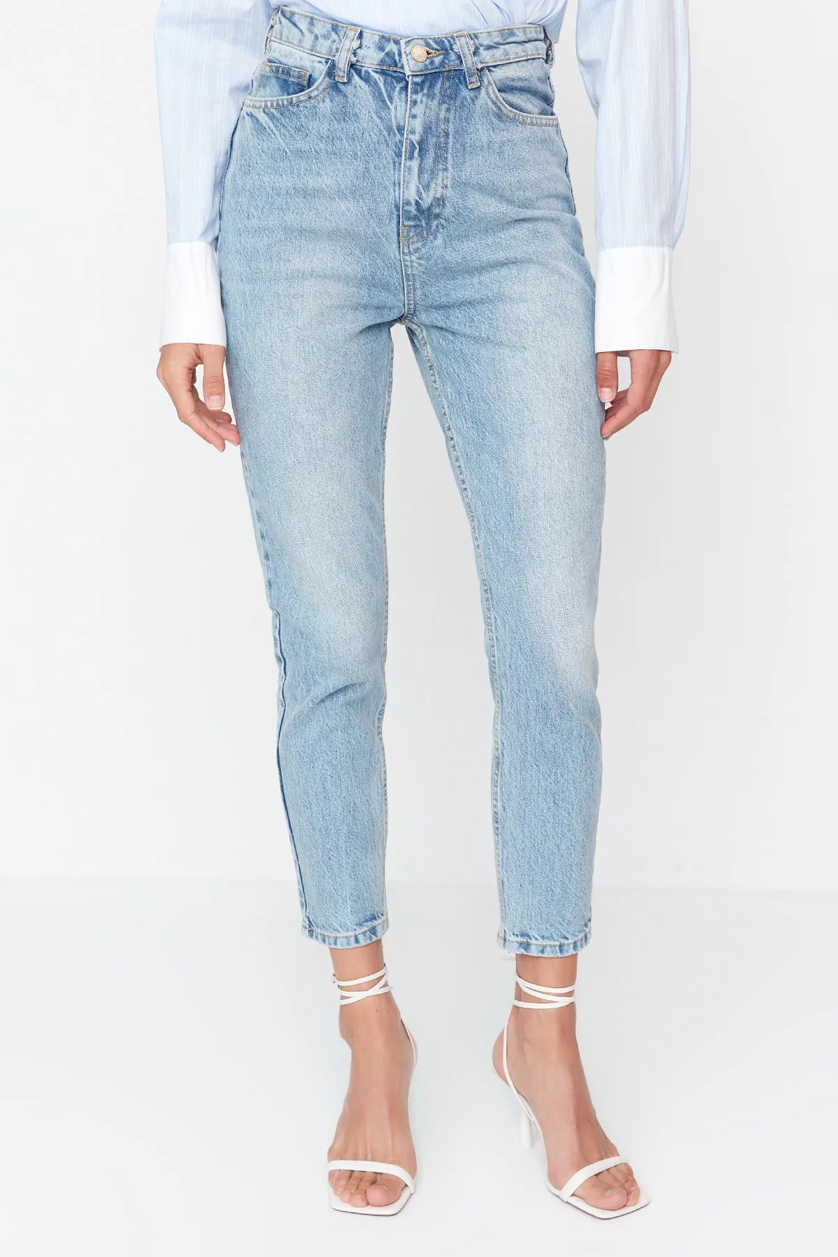 Trendyol Collection  Hellblaue High-Bel-Mom-Jeans TWOSS21JE0016