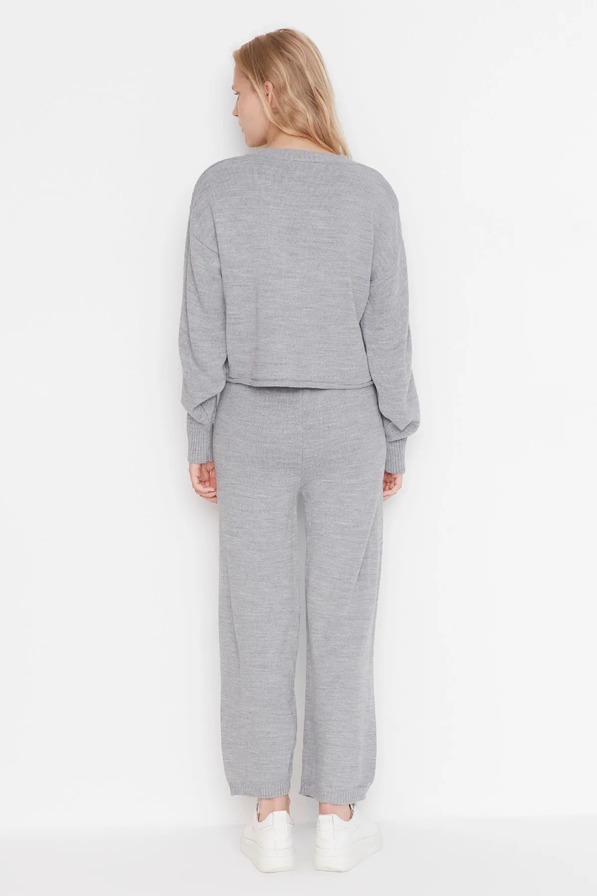 Trendyol Collection  Graues Strickoberteil- und -unterteil-Set mit V-Ausschnitt TWOAW23AU00087
