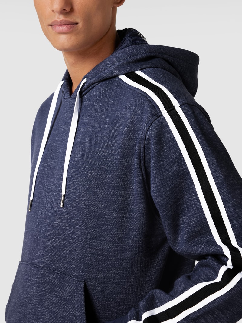 Hoodie mit Label-Patch in marineblau