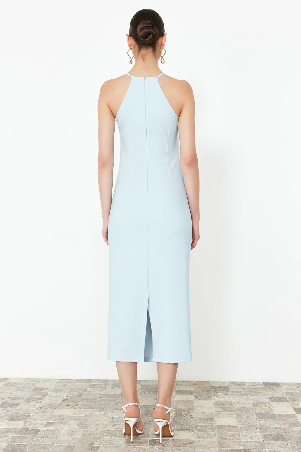 Trendyol Collection  Blaues tailliertes Neckholder-Midikleid aus Webstoff TWOSS24EL00158