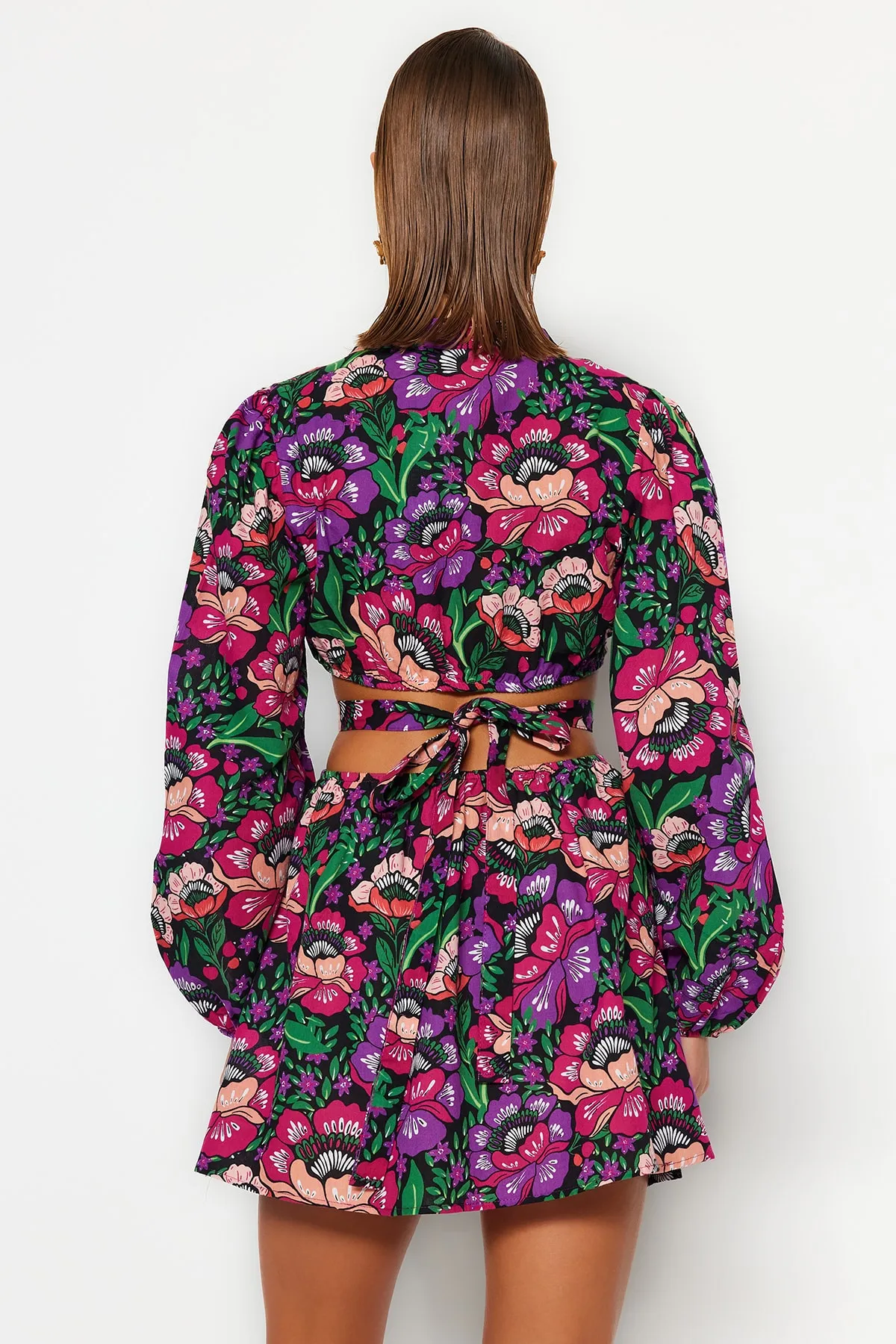 Trendyol Collection  Blumengemustertes Mini-Strandkleid aus 100 % Baumwolle mit gewebtem Cut-Out/Fenster TBESS23EL00140