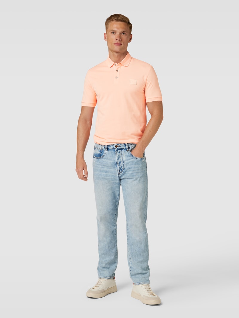 Poloshirt mit Label-Patch Modell 'Dereso' in apricot