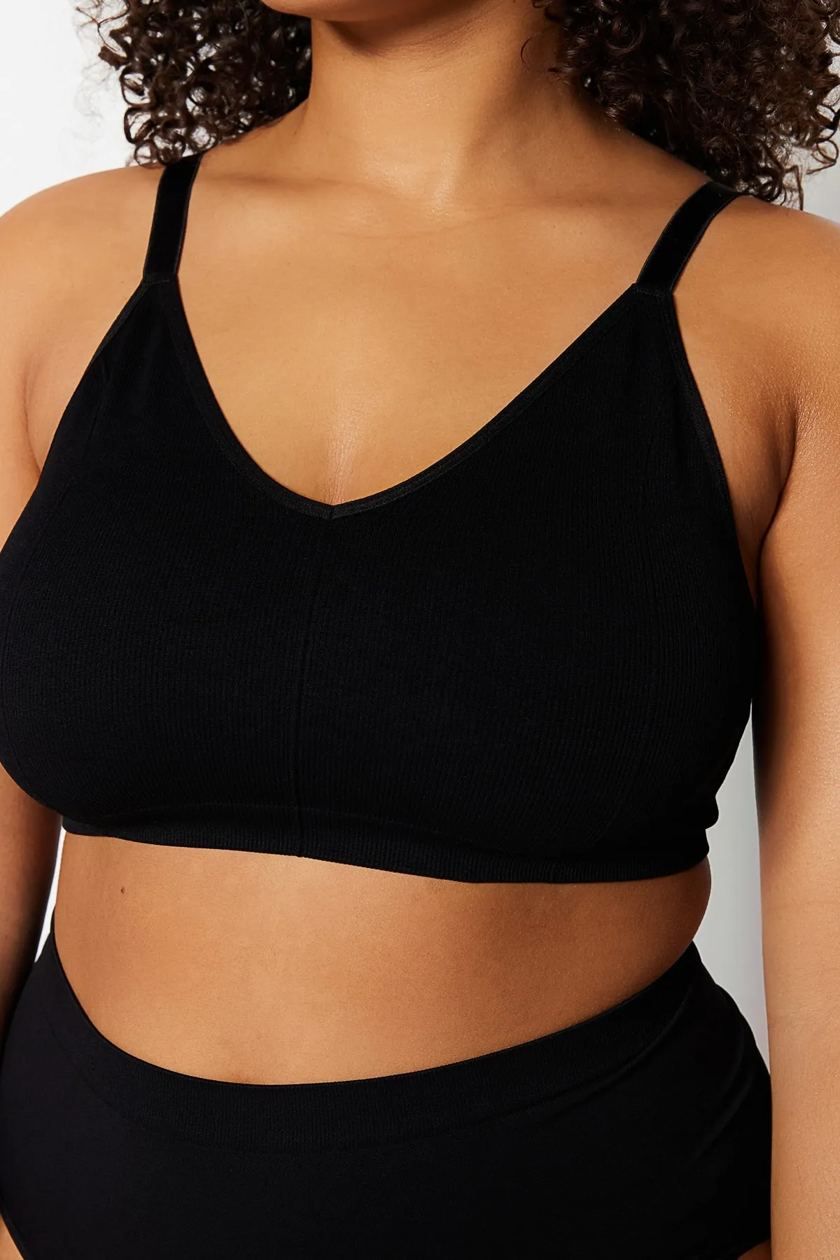 Trendyol Curve  Schwarzer, kappenloser, nahtloser Bralette-BH mit Trägern TBBSS23CW00001
