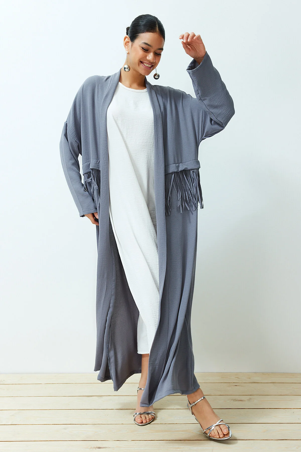 Trendyol Modest  Graue gewebte Aerobin-Kappe mit Quastendetails und Ferace TCTSS24KF00014