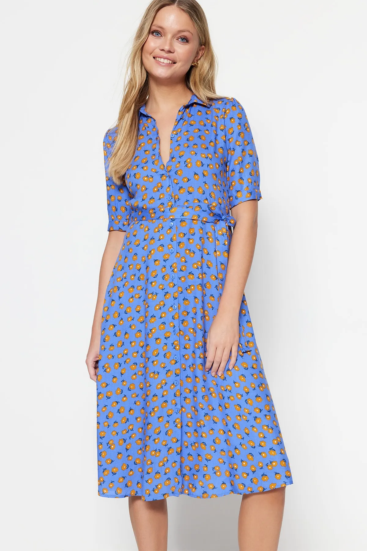 Trendyol Collection  Blaues, gewebtes Midi-Hemdkleid aus Viskose mit Blumenmuster und Gürtel TWOSS20EL1559