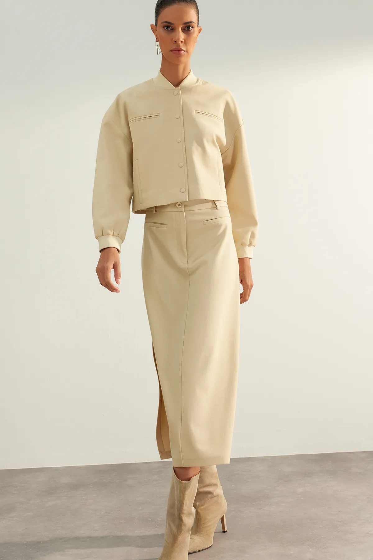 Trendyol Collection  Beiger, limitierter, hochwertiger Midi-Webrock aus Kunstleder mit Schlitz und Details TWOAW24ET00288