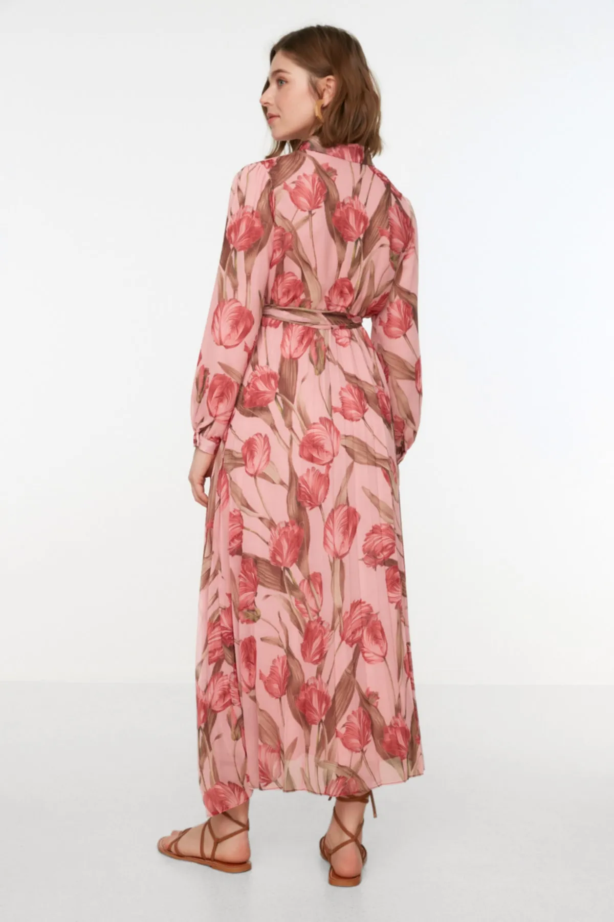 Trendyol Modest  Rosa Kleid aus gewebtem Chiffon mit Hemdkragen und Blumendruck, Gürtel, Futter TCTSS22EB0035