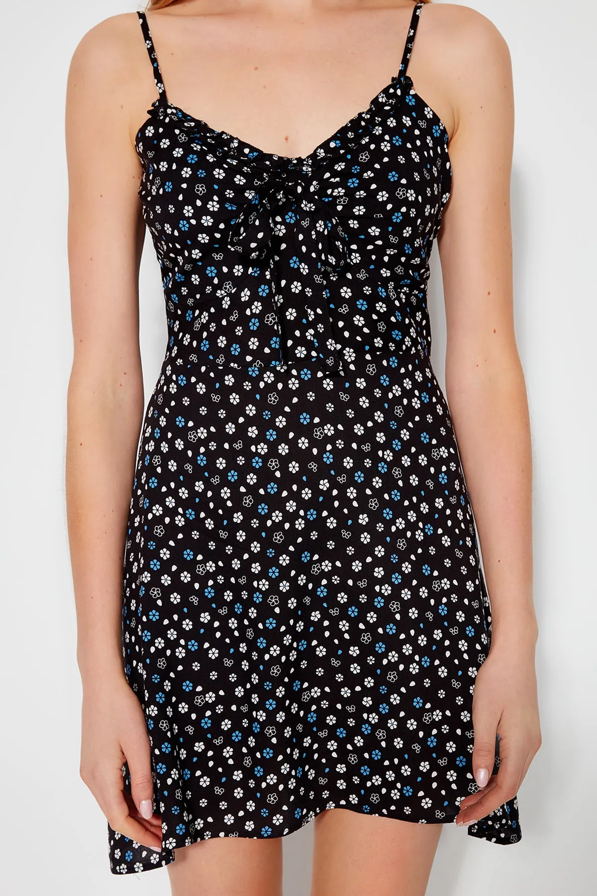Trendyol Collection  Schwarzes A-Linien-Mini-Gewebekleid mit Krawattendetail und Blumenmuster TWOSS21EL3214