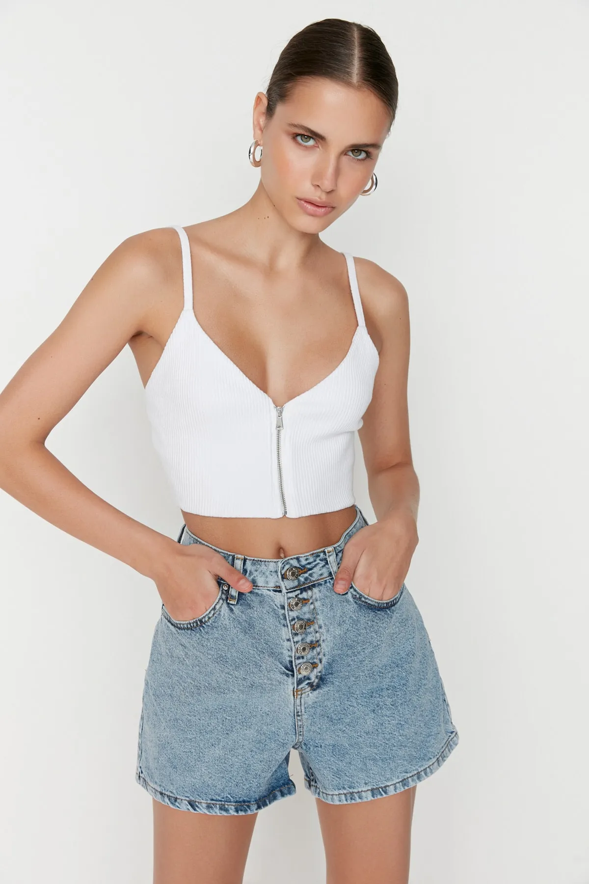 Trendyol Collection  Blaue Jeansshorts mit Knöpfen vorne TWOSS22SR00112