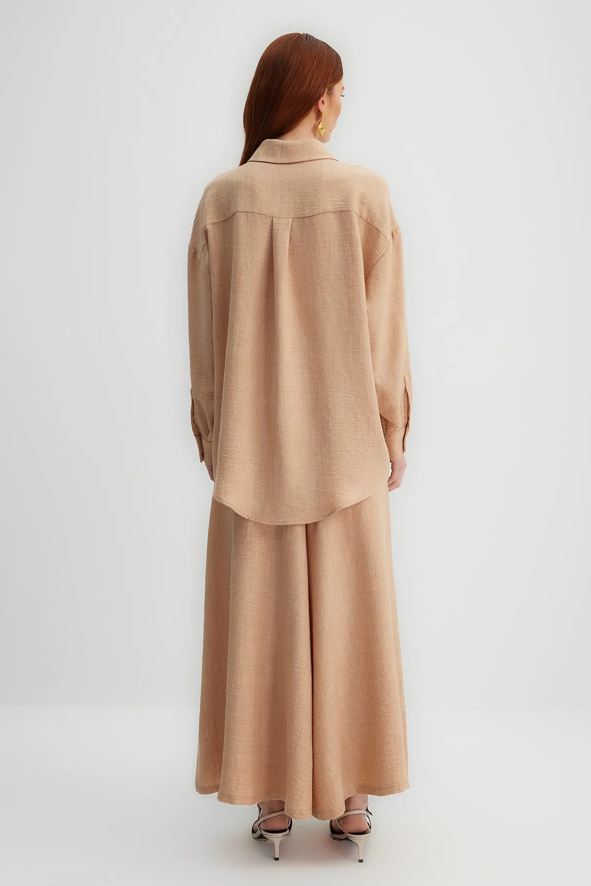Trendyol Modest  X Kevser Sarıoglu Kamelfarbenes gewebtes Hemd-Hosen-Set mit weitem Bein TCLSS23US00001