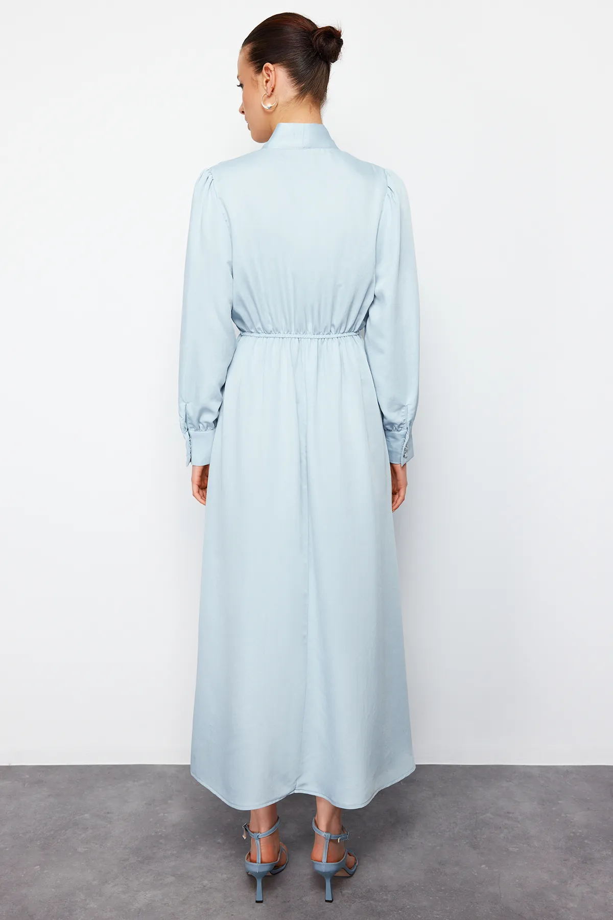 Trendyol Modest  Hellblaues, gerade gewebtes Kleid mit Kragen und Bindeband TCTSS24EB00136