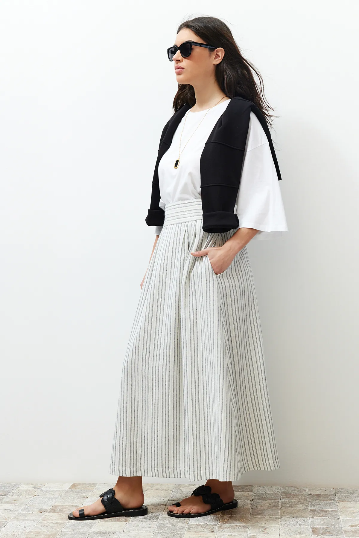 Trendyol Modest  Ecru gestreifter, gewebter Rock in Leinenoptik mit Taschendetail TCTSS24EE00007