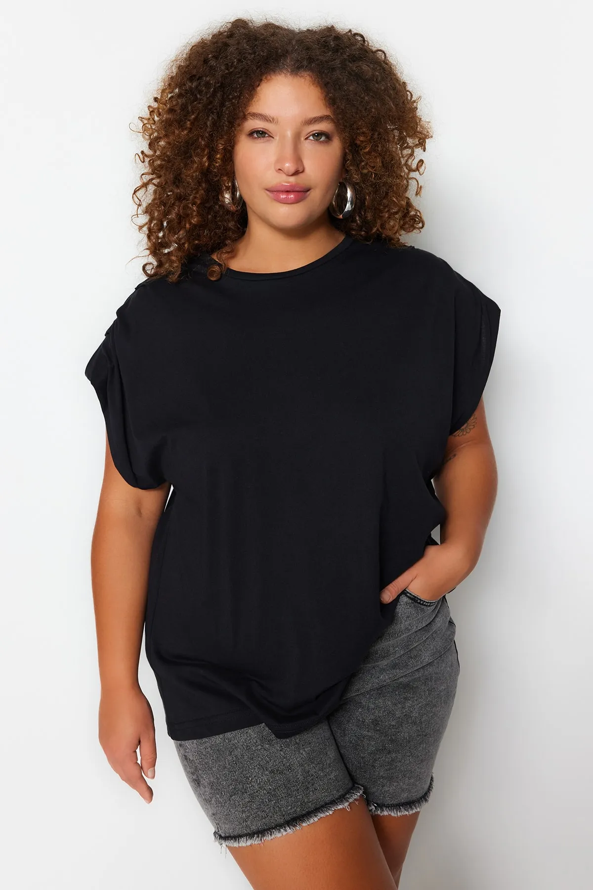 Trendyol Curve  Schwarze Basic-Strickbluse mit Rundhalsausschnitt TBSSS23AF00053