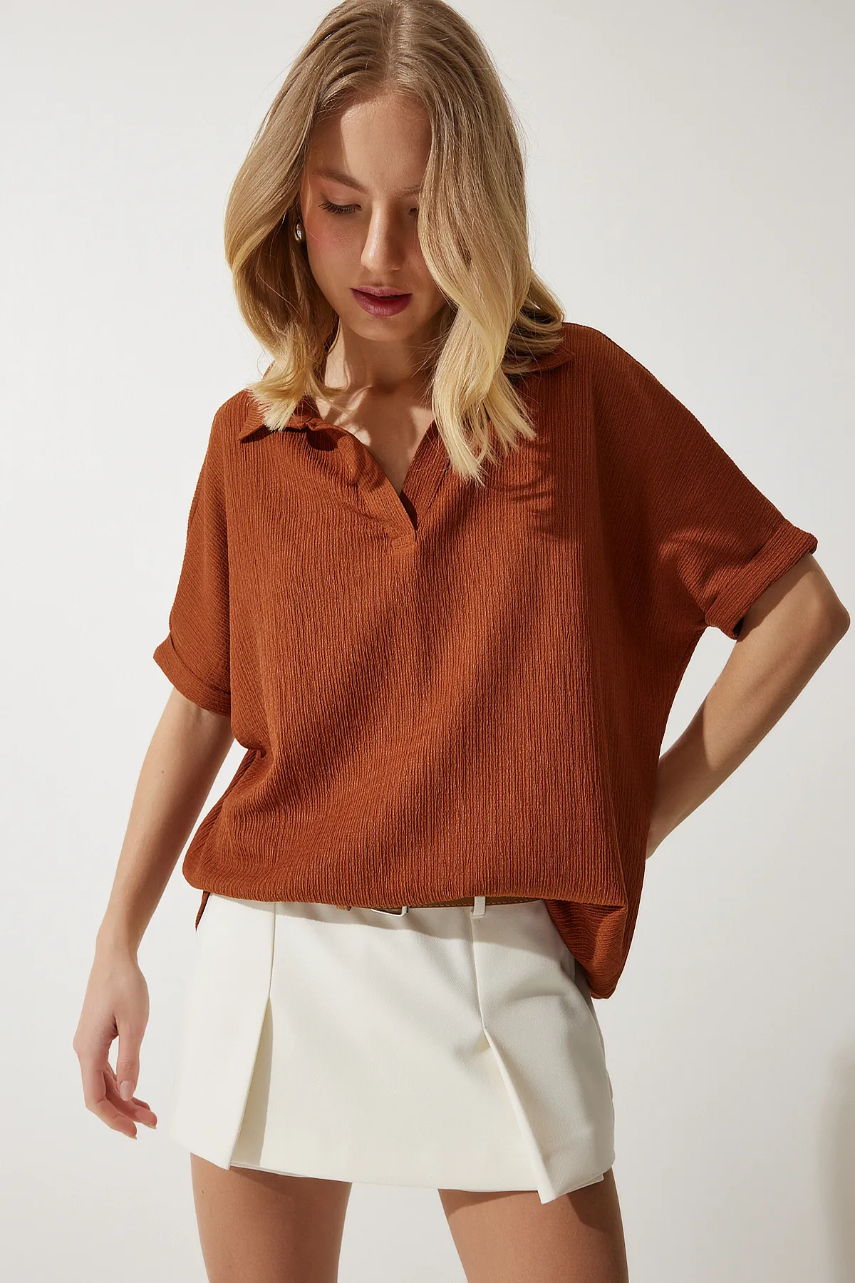 Happiness İstanbul  Gestrickte Crinkle-Bluse mit Kachel-Polo-Ausschnitt für Damen DD01299