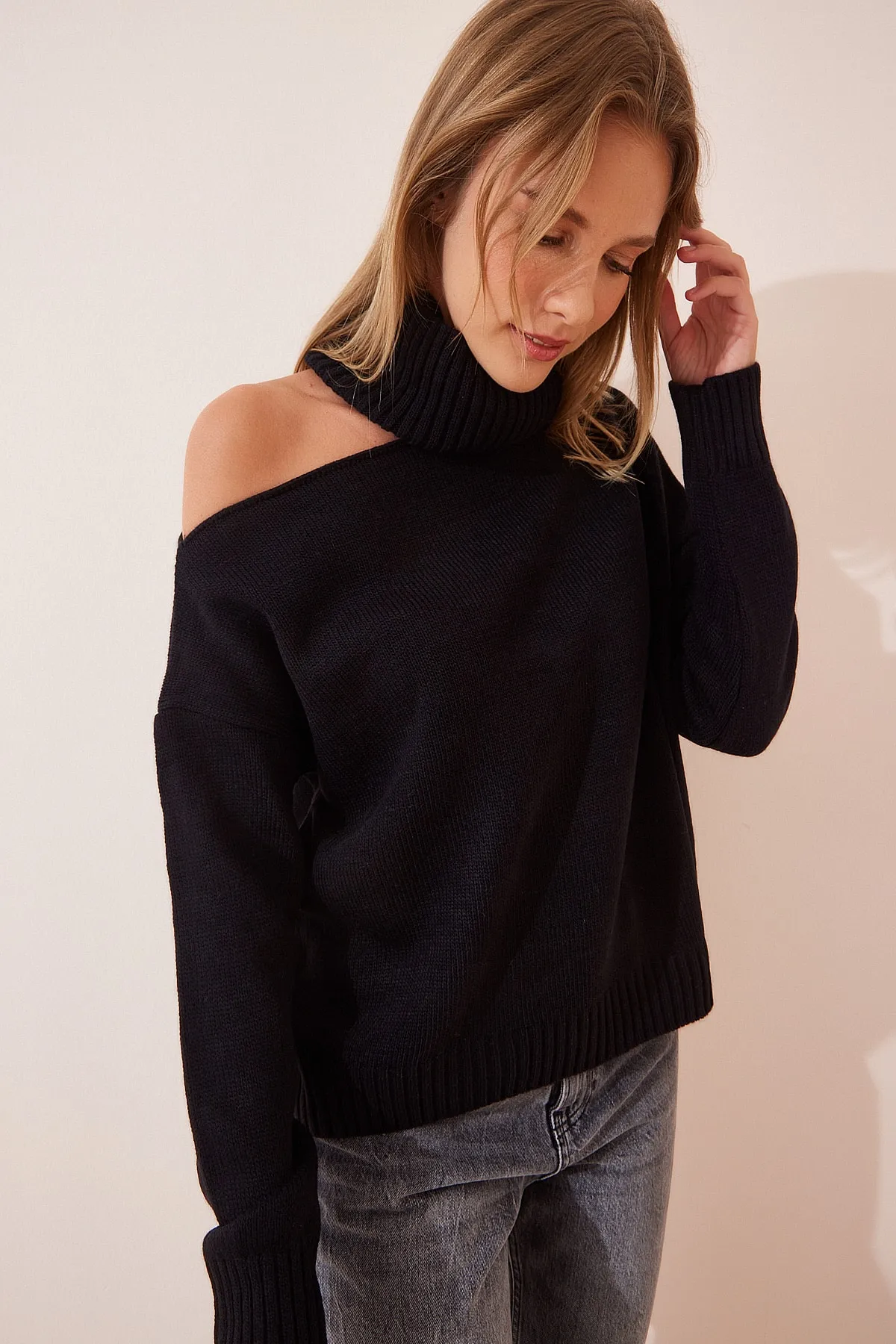 Happiness İstanbul  Schwarzer Rollkragenpullover mit Cut-Out-Details für Damen PN00068