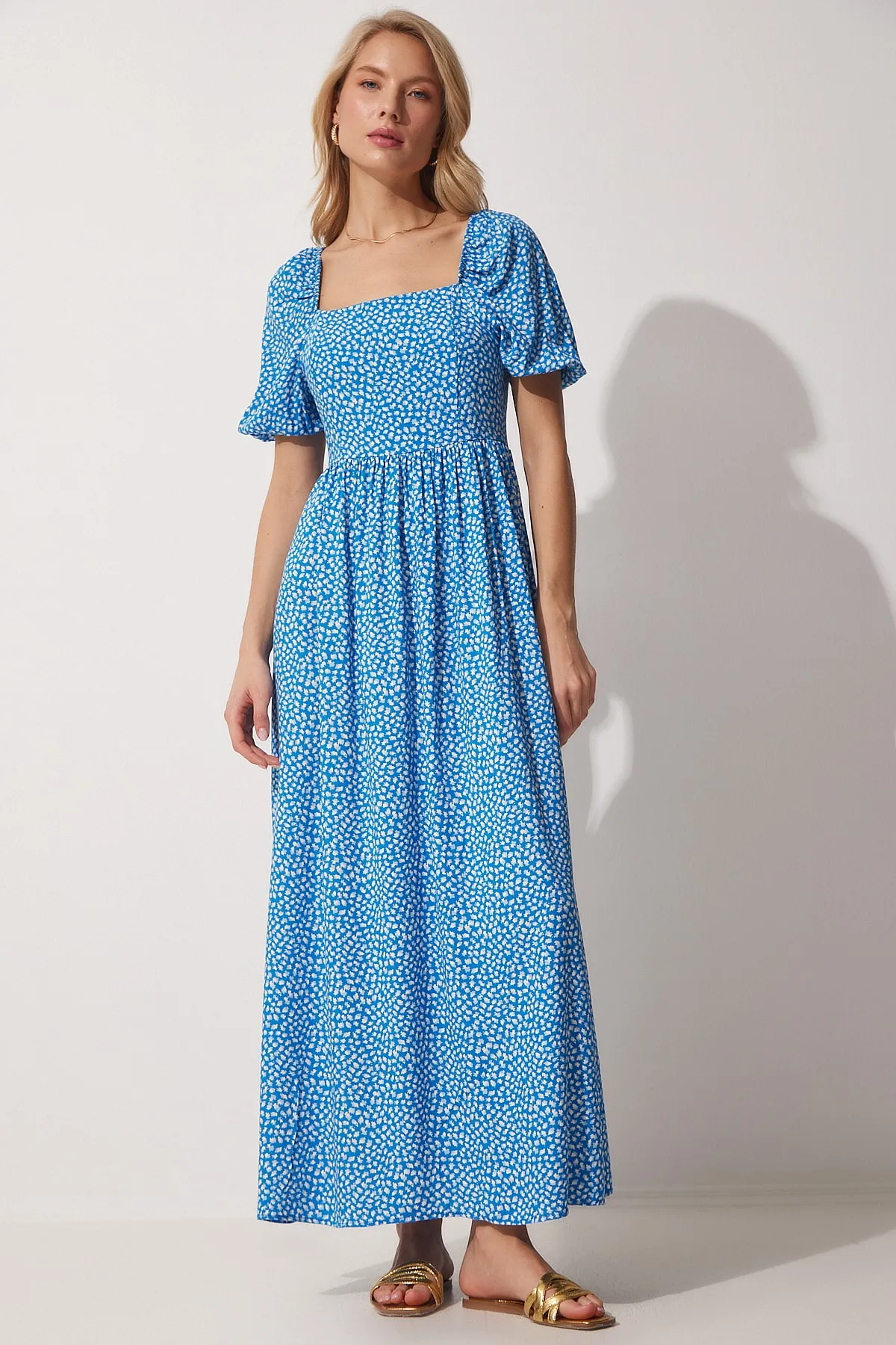 Happiness İstanbul  Blaues Damen-Sommerkleid mit Carmenkragen und Blumenmuster DK00151
