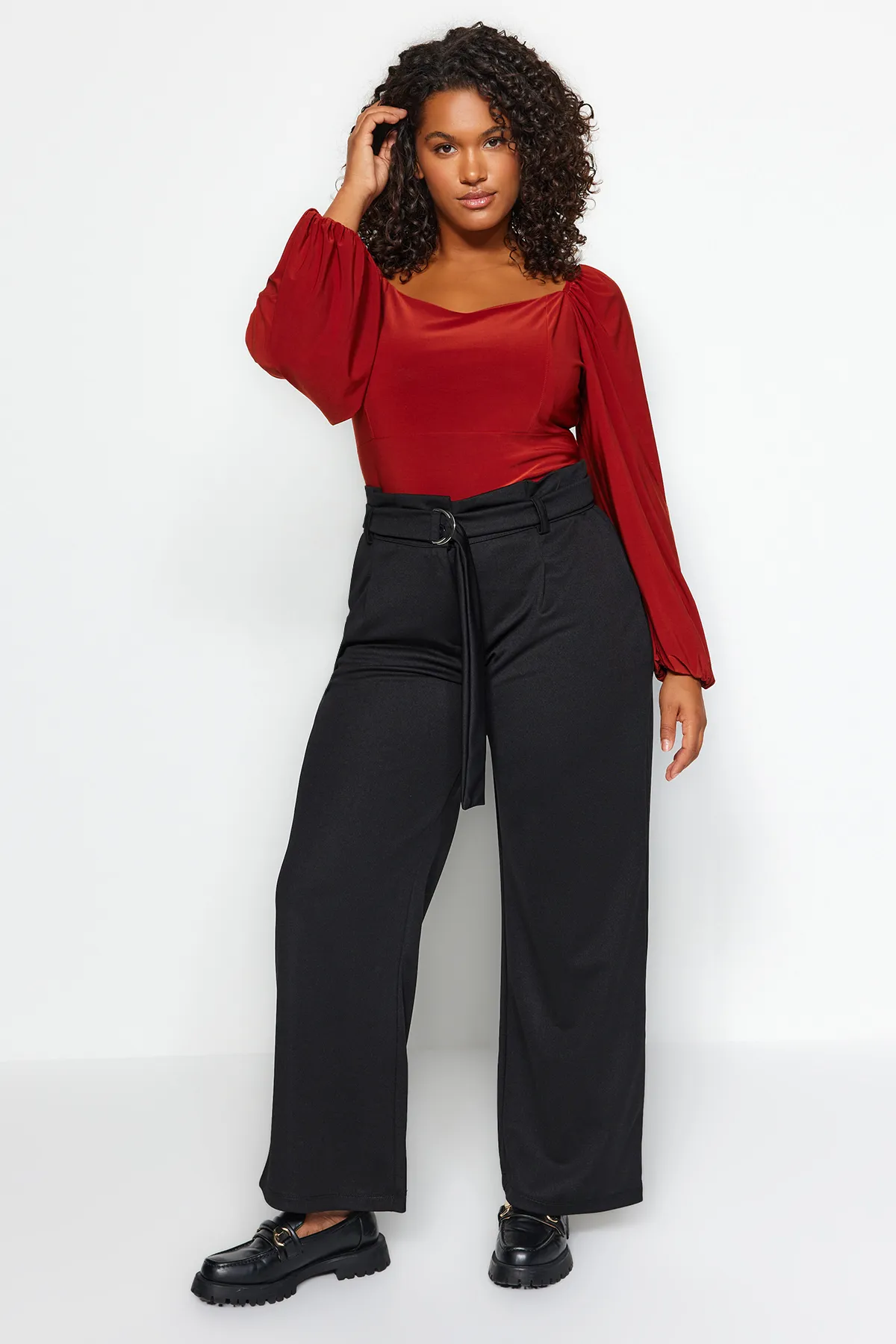 Trendyol Curve  Schwarze, detaillierte Strickhose mit Gürtel TBSSS22PL0303