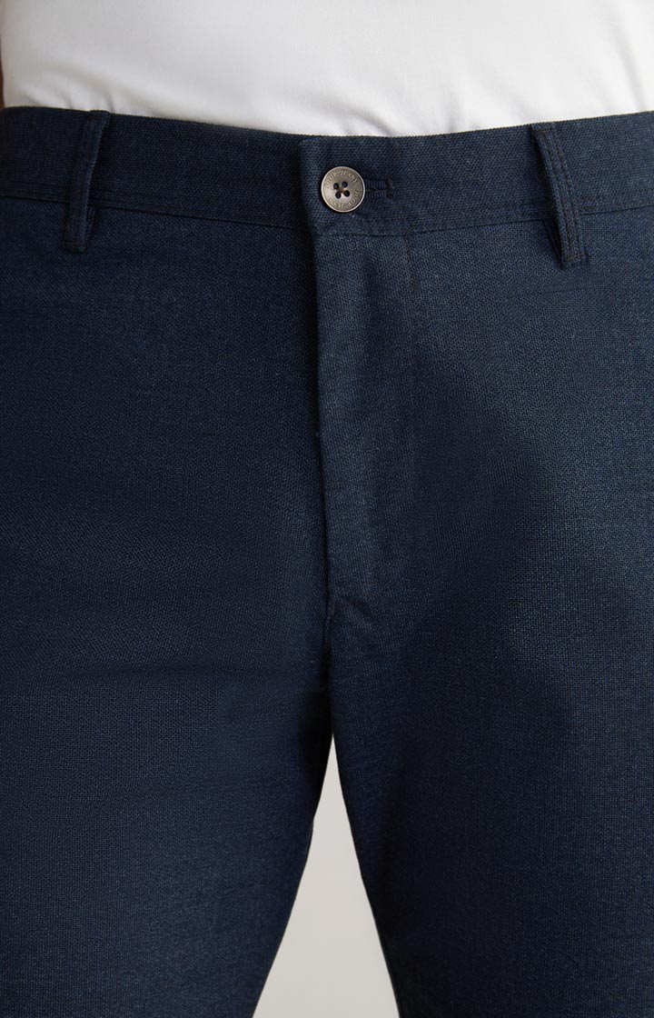 Chino Matthew in Navy meliert