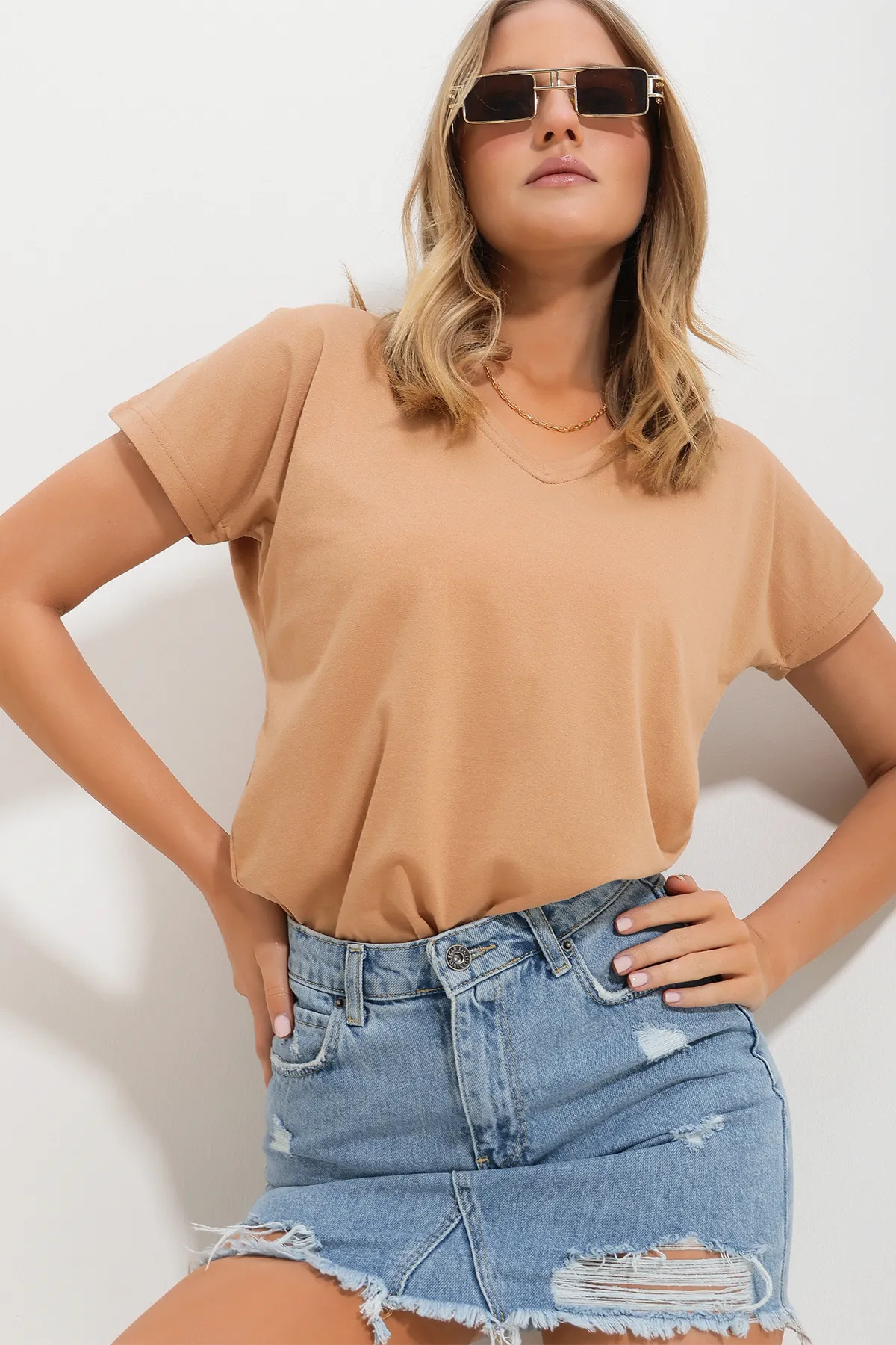 Trend Alaçatı Stili  Biscuit Basic-T-Shirt mit V-Ausschnitt für Damen ALC-1045-A
