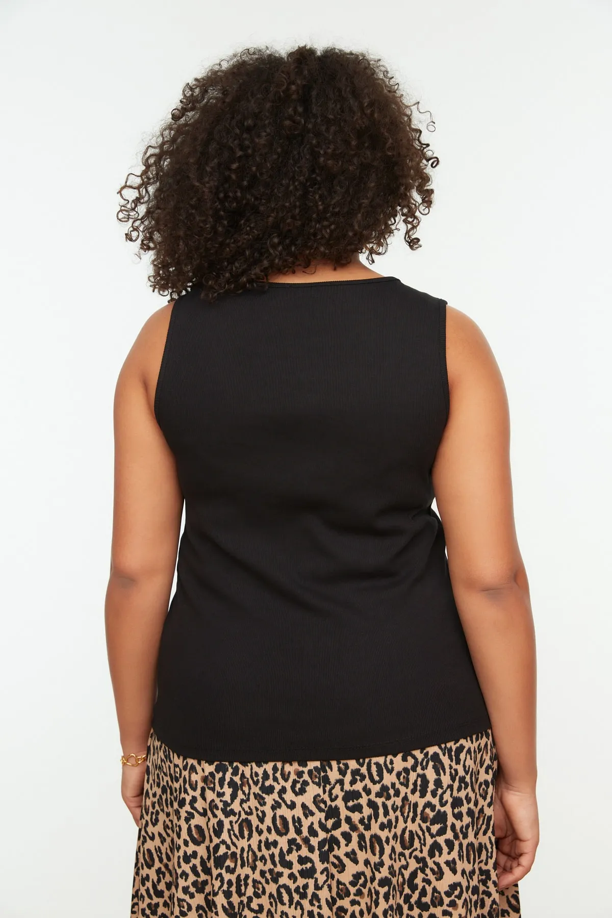 Trendyol Curve  Schwarzes Basic-Strick-Tanktop mit schnurgebundenem quadratischem Kragen TBBSS22AL0011