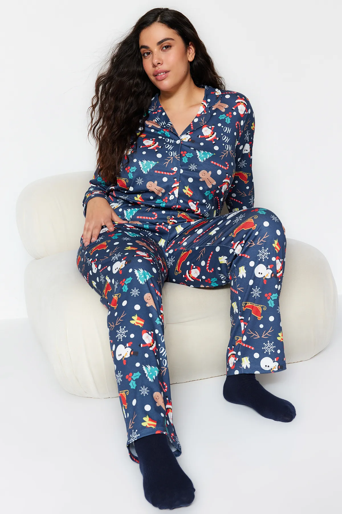 Trendyol Curve  Marineblaues Pyjama-Set aus Strick mit Weihnachtsmotiv TBBAW24AI00024
