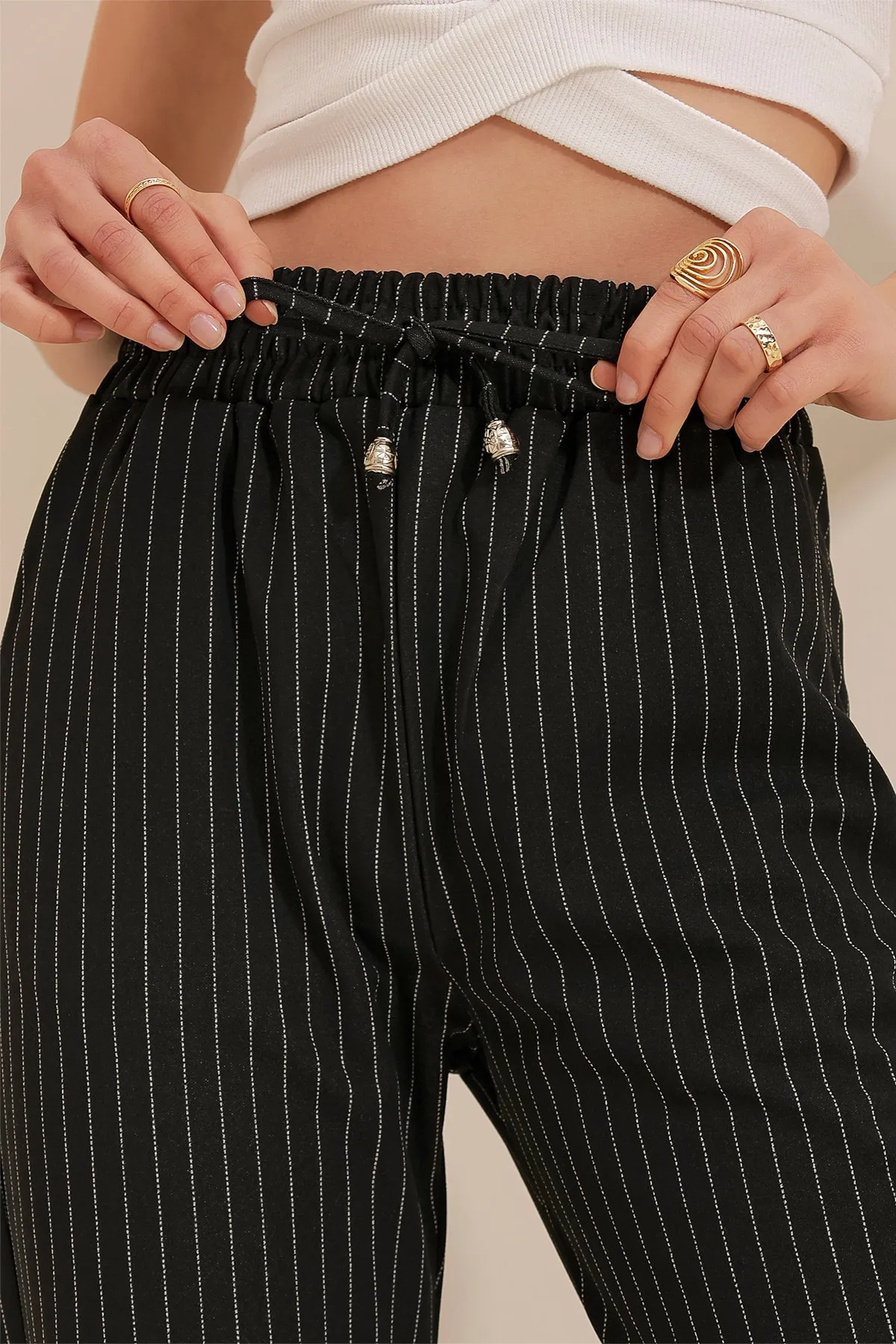 Trend Alaçatı Stili  Schwarze Damenhose mit hoher Taille und doppelter Tasche, gestreift, lässig geschnitten, ALC-X10430