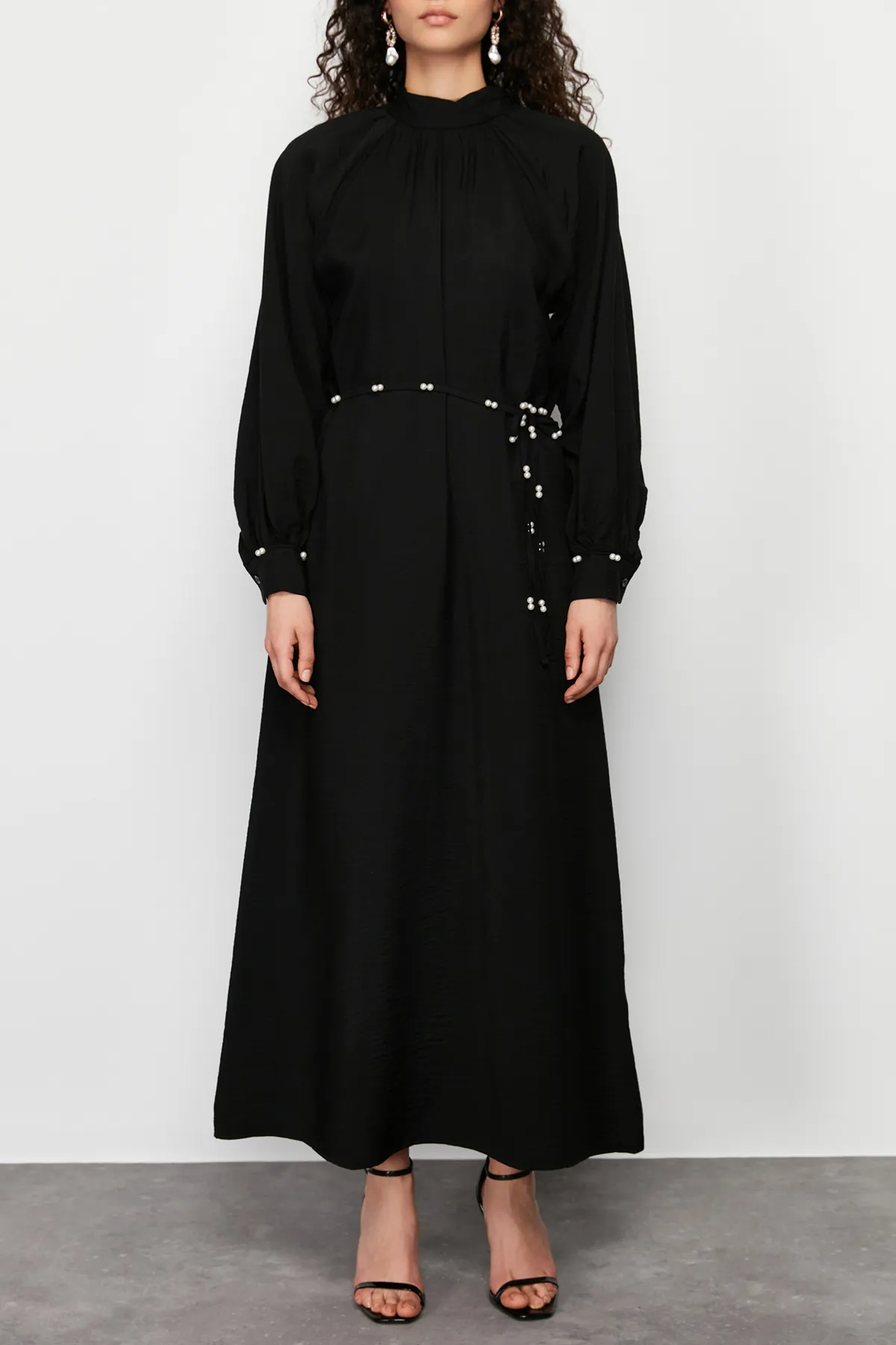 Trendyol Modest  Schwarzes, gewebtes Kleid mit Stehkragen und Perlengürtel TCTSS24EB00125