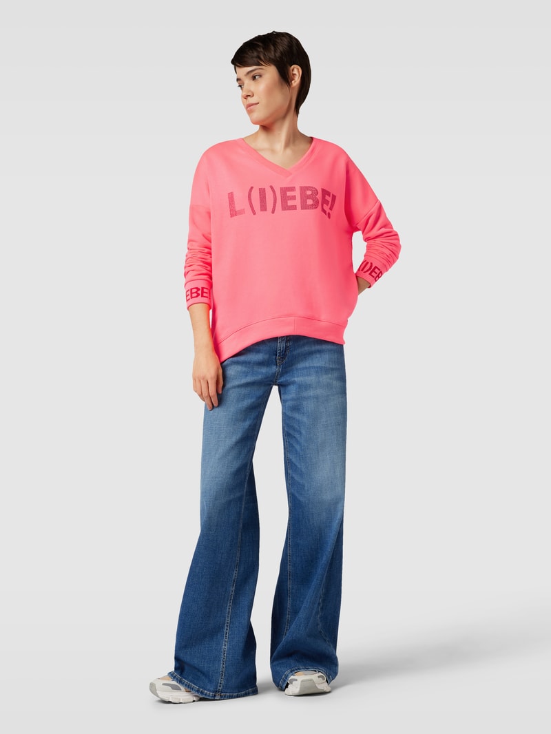 Sweatshirt mit V-Ausschnitt Modell 'L(I)EBE!' in pink