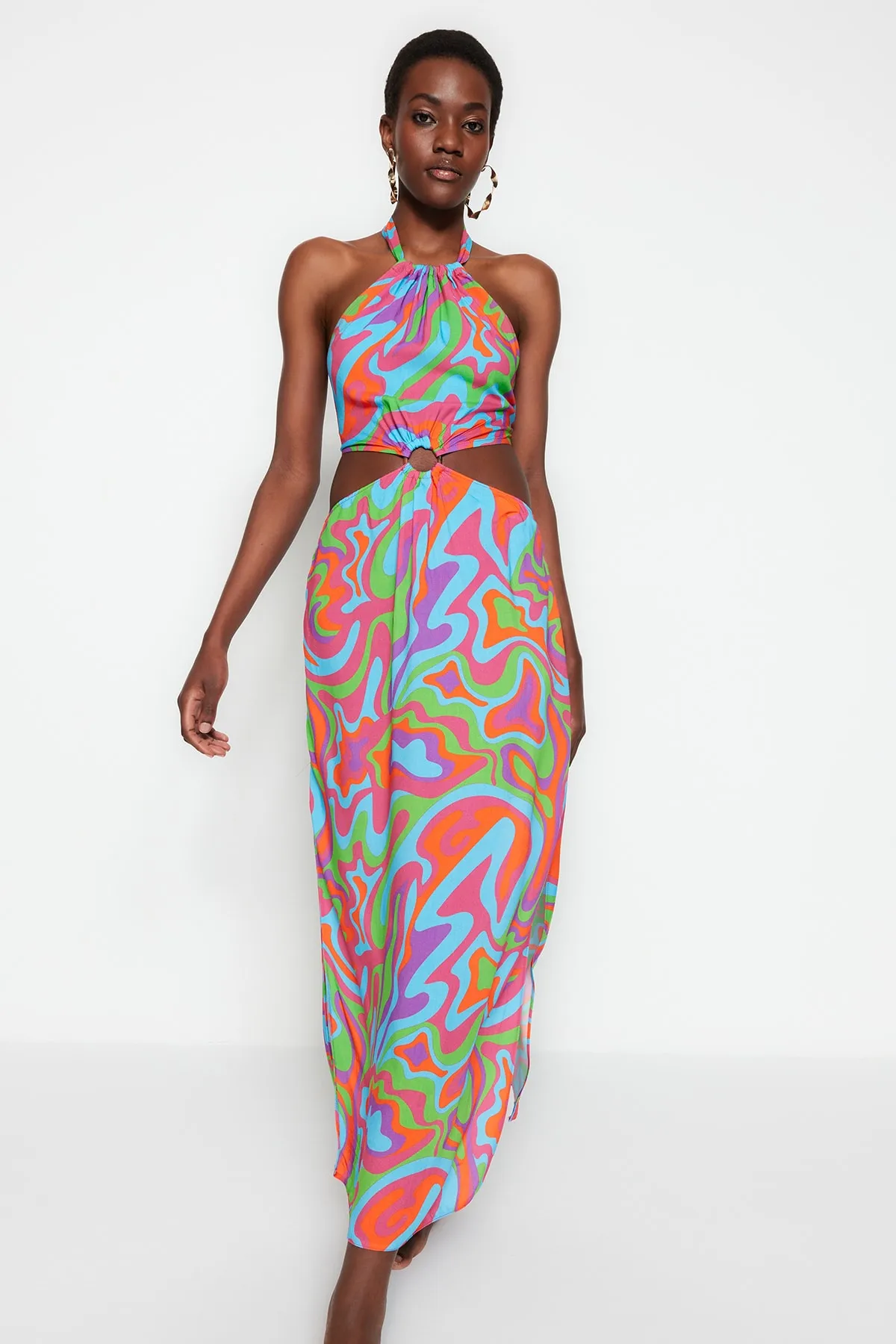 Trendyol Collection  Abstrakt gemustertes Maxi-Strandkleid mit gewebten Accessoires TBESS23EL00076