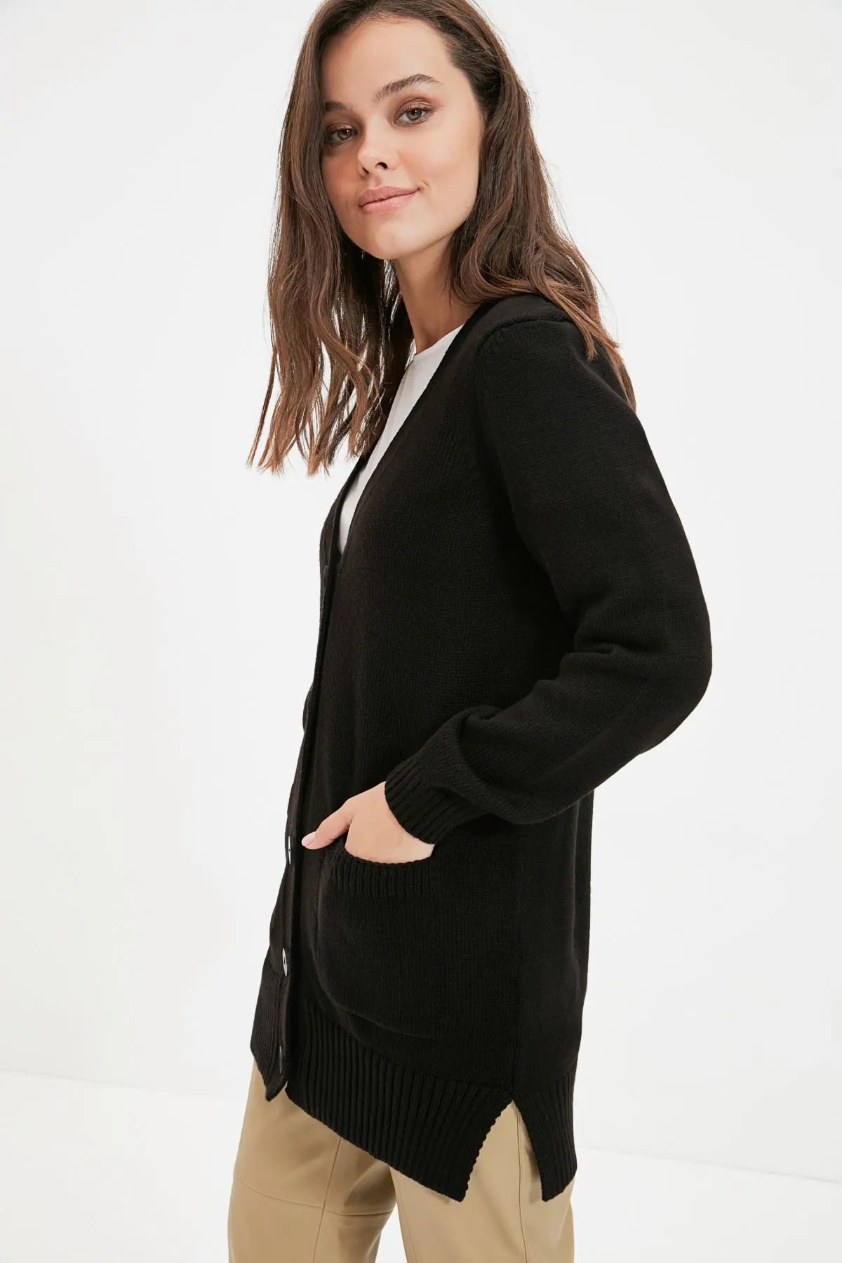 Trendyol Modest  Schwarzer langer Strickcardigan mit V-Ausschnitt, geknöpfter Tasche und Detail TCTAW22TH0005