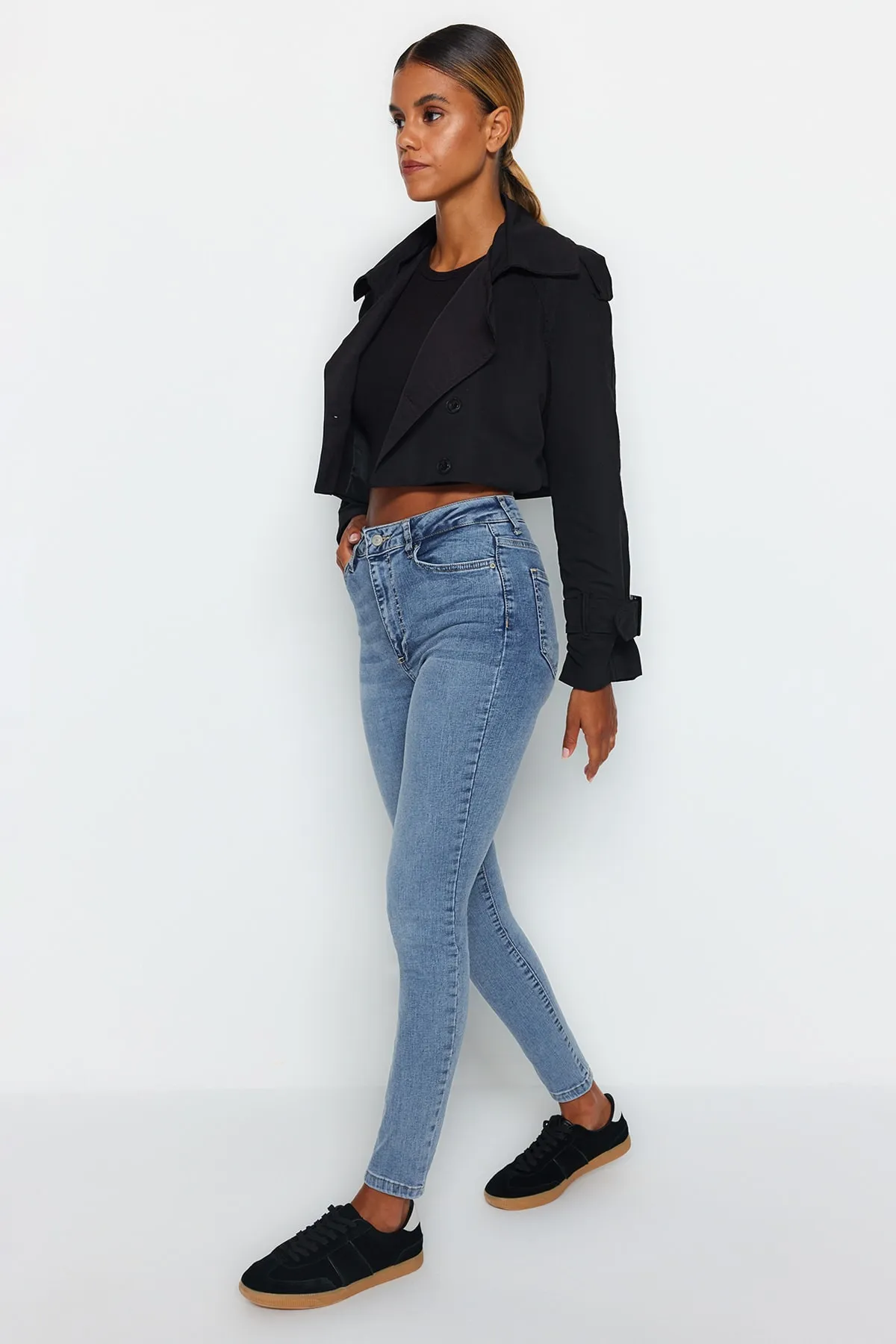 Trendyol Collection  Hellblaue High Waist Skinny Jeans mit Shaping-Effekt TWOAW24JE00070